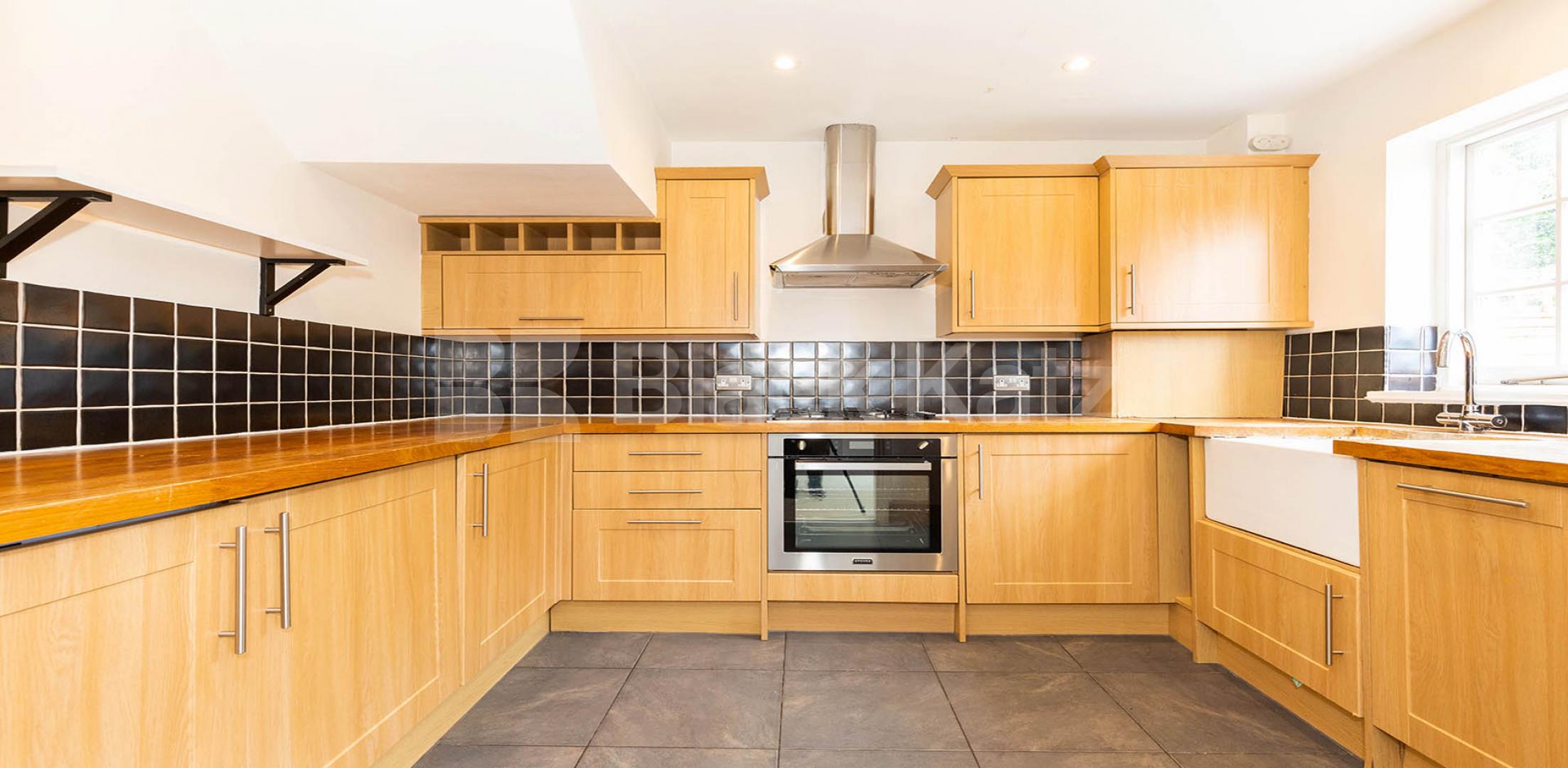 			4 Bedroom, 1 bath, 1 reception House			 Cascade Avenue, Muswell Hill